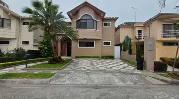 CASA SEMIAMOBLADA EN VENTA VIAL AL SOL