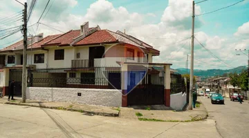 Propiedad esquinera con casa y local rentable.
