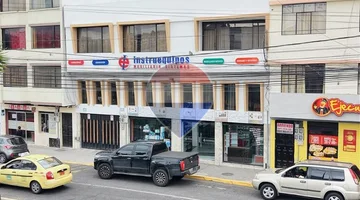 Edificio comercial frente al Multiplaza