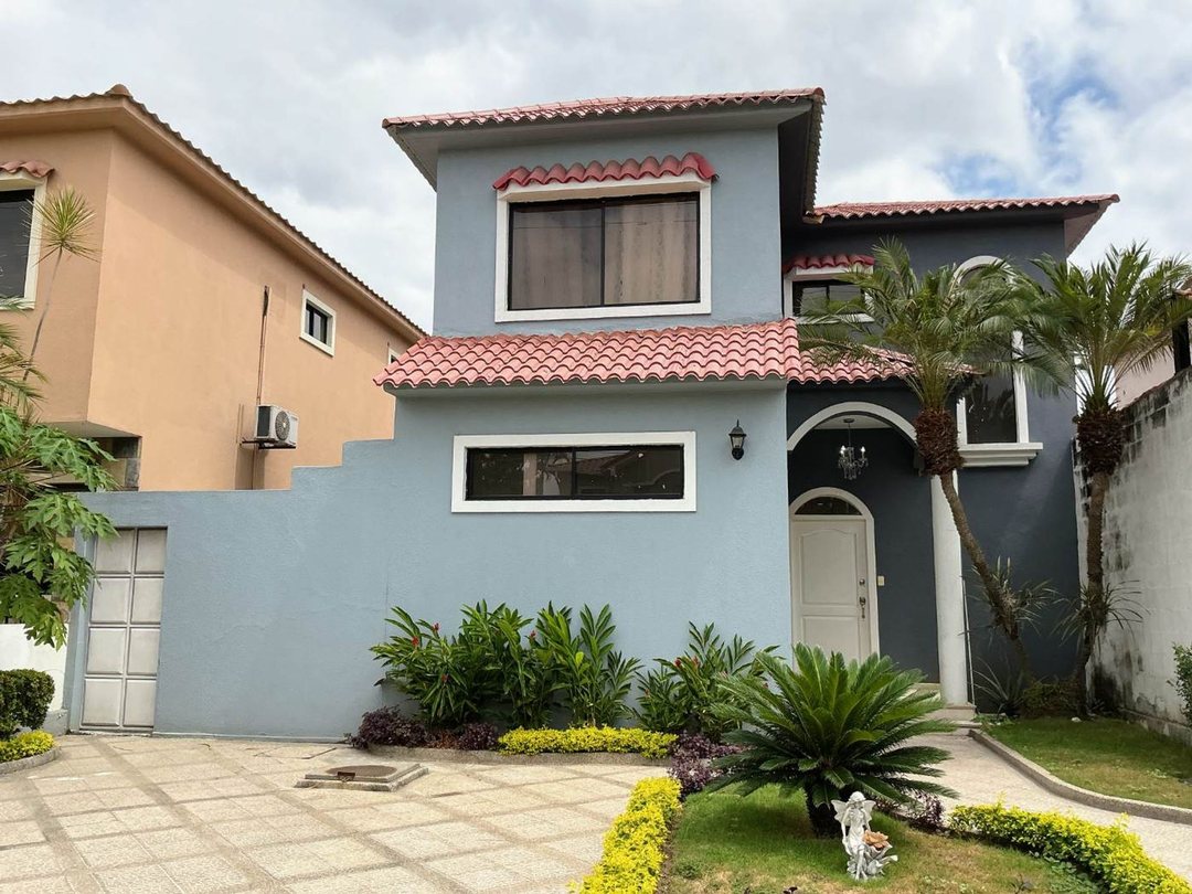Casa en alquiler en Vía a la Costa