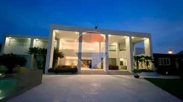 Elegante Mansión con Vista al Lago