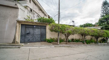Casa y Terreno en Remate en Urb. Santa Cecilia