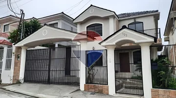 Se Vende casa con amplio patio en Urb.Ceibos Norte