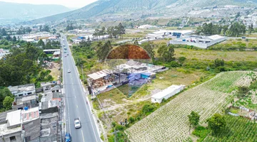 TERRENO COMERCIAL EN VENTA – MITAD DEL MUNDO