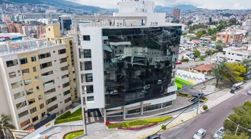 VENDO O RENTO OFI AMOBLADA, ELOY ALFARO Y PORTUGAL