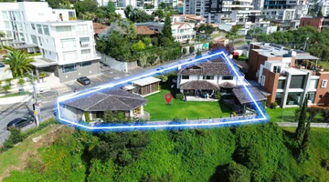 CASA COMERCIAL CON TERRENO EN CUMBAYÁ 901 M2
