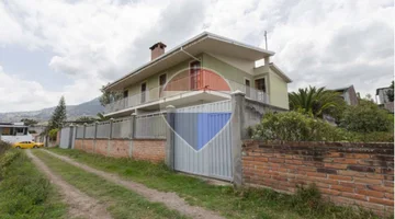 CASA CON SALON DE EVENTOS Y TERRENO EN TANGUARIN