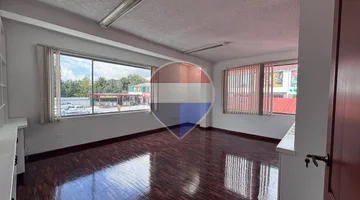 SE RENTA OFICINA COMERCIAL SECTOR LA PRENSA 120 M